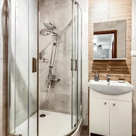 Urocze Mieszkanie Z Ogrodkiem I Bezplatny Parking アパート