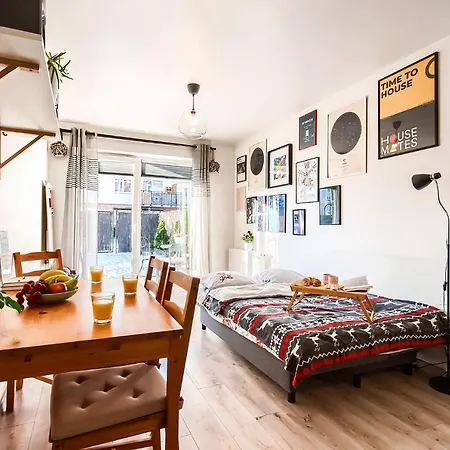 Urocze Mieszkanie Z Ogrodkiem I Bezplatny Parking Vratislav